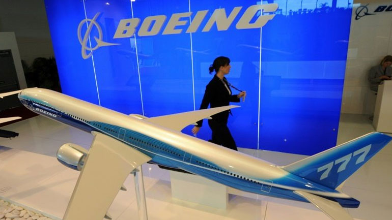 Μεταλλική πλάκα αεροσκάφους Boeing «προσγειώθηκε» σε στέγη εργοστασίου